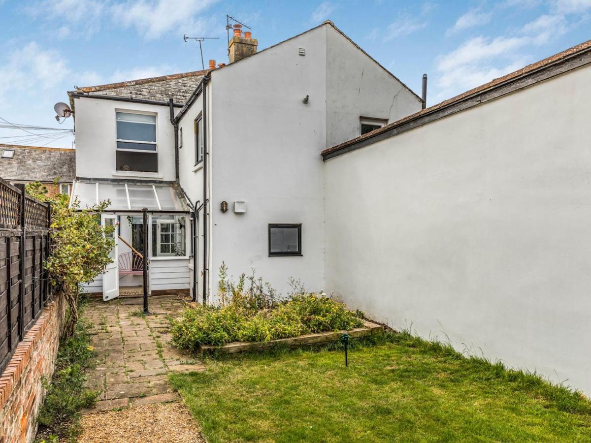 Pass The Keys Delightful 2 Bed House A Stones Throw From Beach Bognor Regis Exterior photo